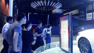 汽車(chē)展廳滑軌透明屏應(yīng)用