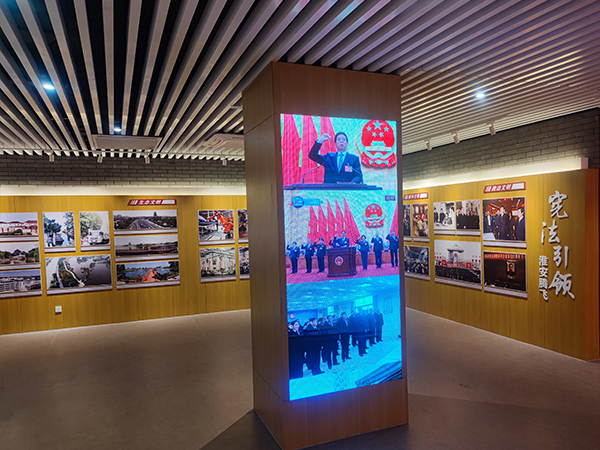 憲法宣誓柱形屏展示