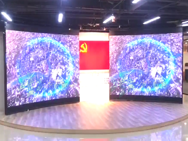 滑軌屏弧線移動(dòng)