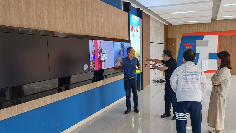 鄞州二小多媒體聯(lián)動(dòng)滑屏服務(wù)現(xiàn)場(chǎng)