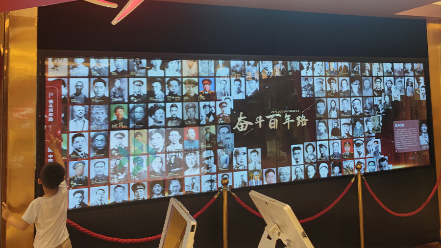 奮斗百年路照片墻互動展示