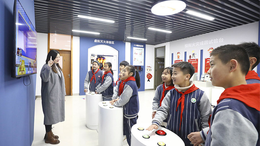 青少年法治展廳中法治知識(shí)答題游戲